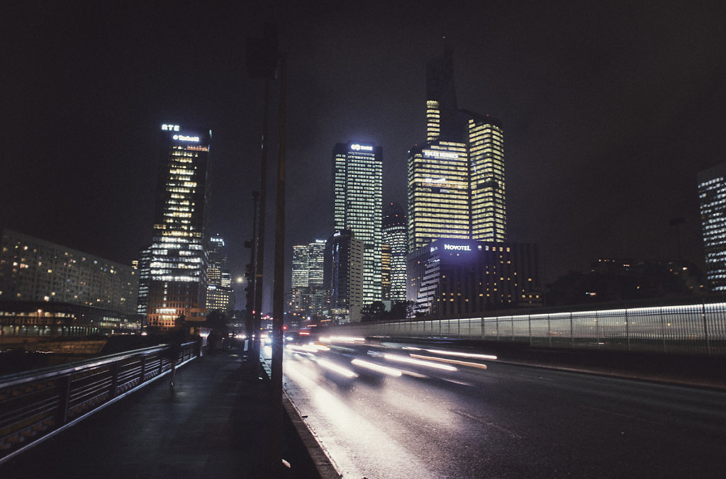 Sur le pont de Neuilly la nuit